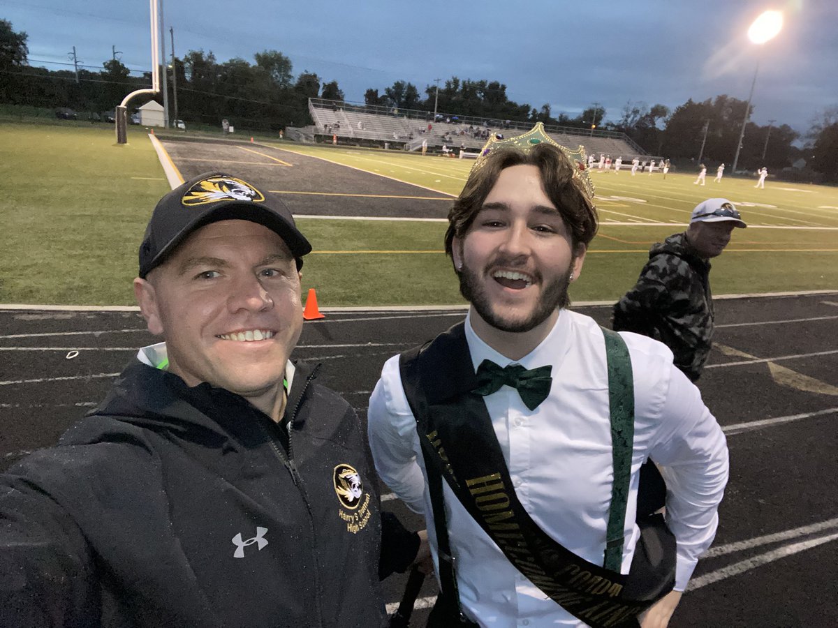 CoachJonCraig's tweet photo. Hanging with royalty! #HocoKing #btsdtigers https://t.co/0aV6yZMDTA