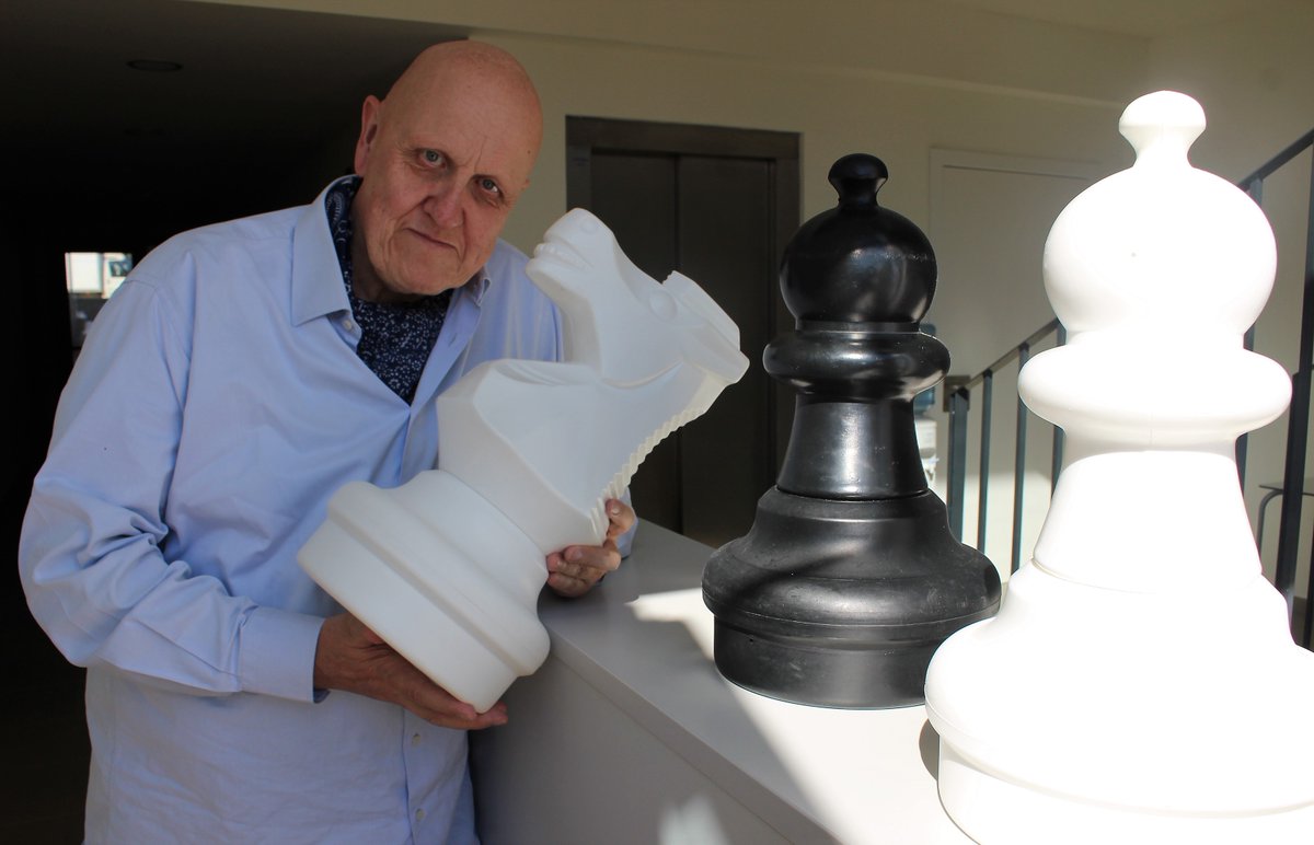 Pocos hay como él, como <a href="/leontxogarcia/">Leontxo García</a>.
Gente sencilla, sana, humilde y tan preparada hay poca.
En Alcossebre, inaugurando las escuelas de ajedrez, dando conferencias y dando el inicio al I Trofeo Intercontinental de Ajedrez categoría infantil.