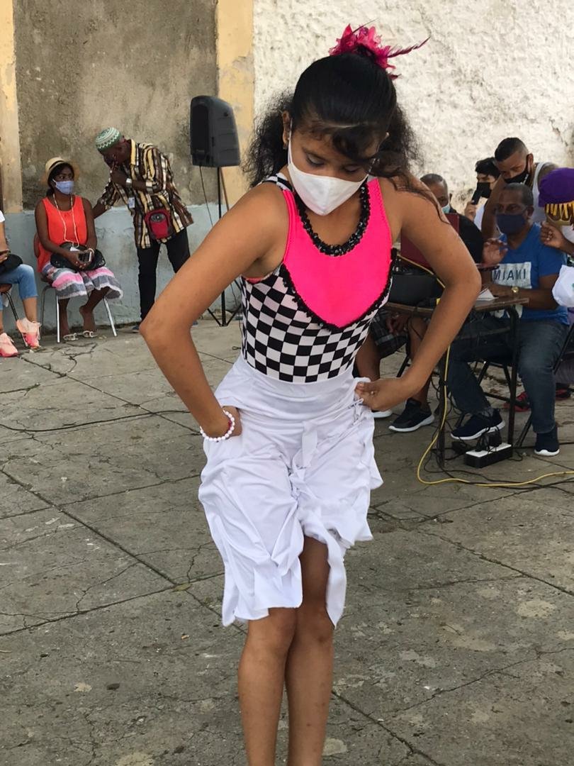FacultadCabrera's tweet photo. Esto es #Cuba señores! 📢🇨🇺
Donde los jóvenes universitarios tenemos la oportunidad de compartir nuestros conocimientos y llevar felicidad a los barrios.
Donde nuestros niños son felices como siempre lo soñó #Marti.
Donde siempre estamos #SumandoIdeas por un futuro mejor ❤️✊🏻🇨🇺 https://t.co/c58VhJc7tc