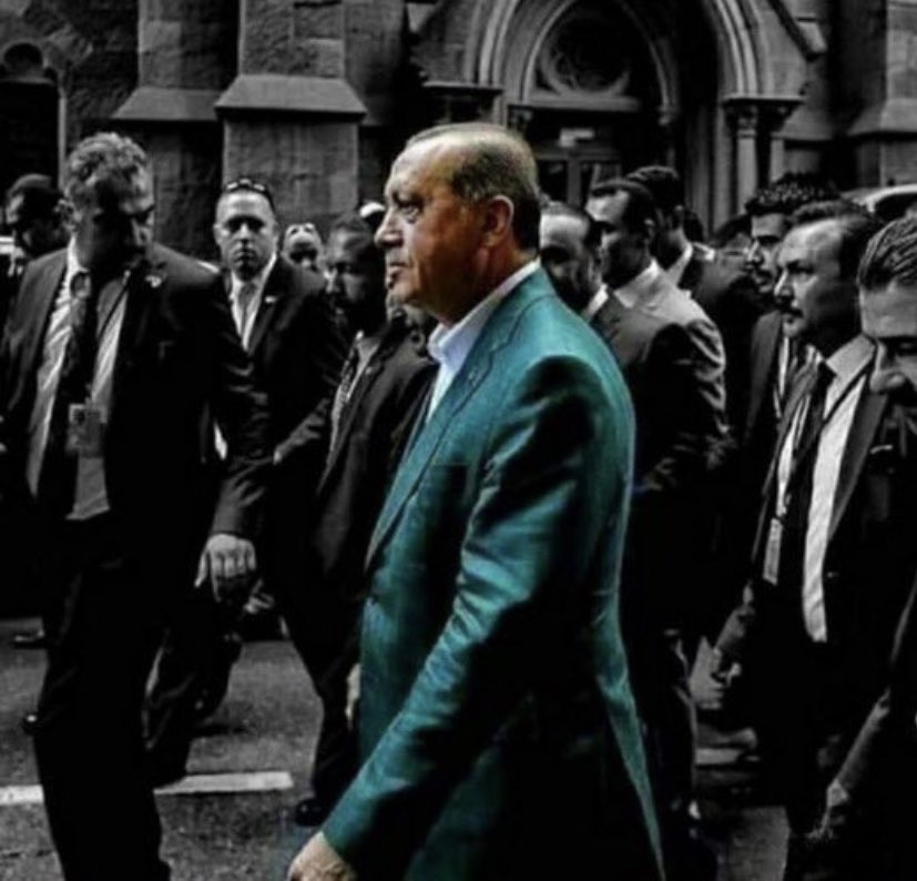 Dünyadan bir Erdoğan geçiyor, ama biz farkında değiliz.

Tek başına mücadele ediyor.
Destansı bir başarı sergiliyor.

İleride keşke onun devrinde yaşasaydım diyenler olacak.

Kıymetini bilin, farkına varın.
Yanında olun, dik durun...