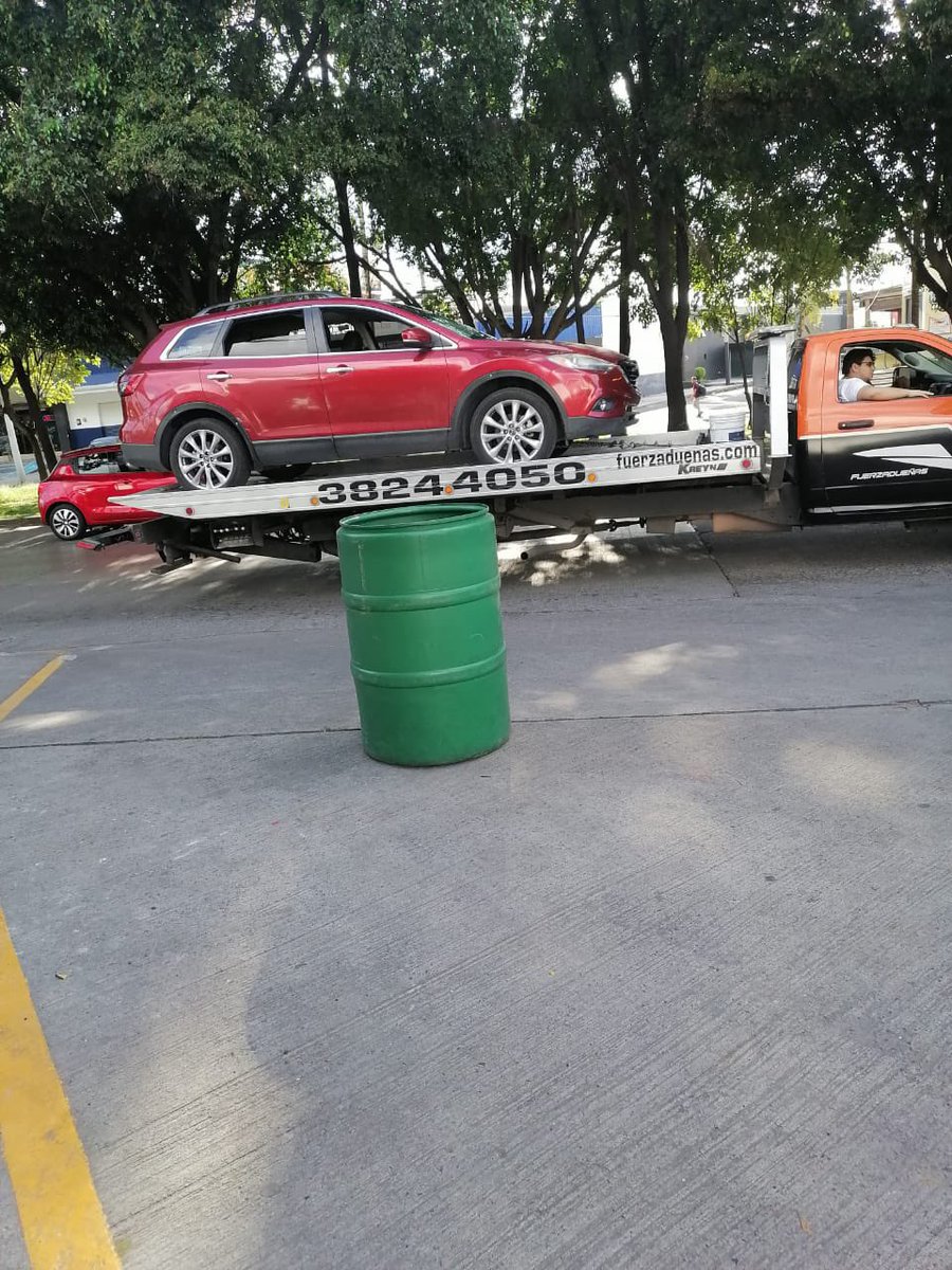 IrmaIvelasco's tweet photo. @Profeco @PCJalisco @EnriqueAlfaroR @Trafico_ZMG grave problema en la gasolinera de patria esquina volcán jorullo, más de 20 vehículo dañados, por favor apoyen por que todos están reclamando y nadie se hace responsable https://t.co/GV0WIS3IZw