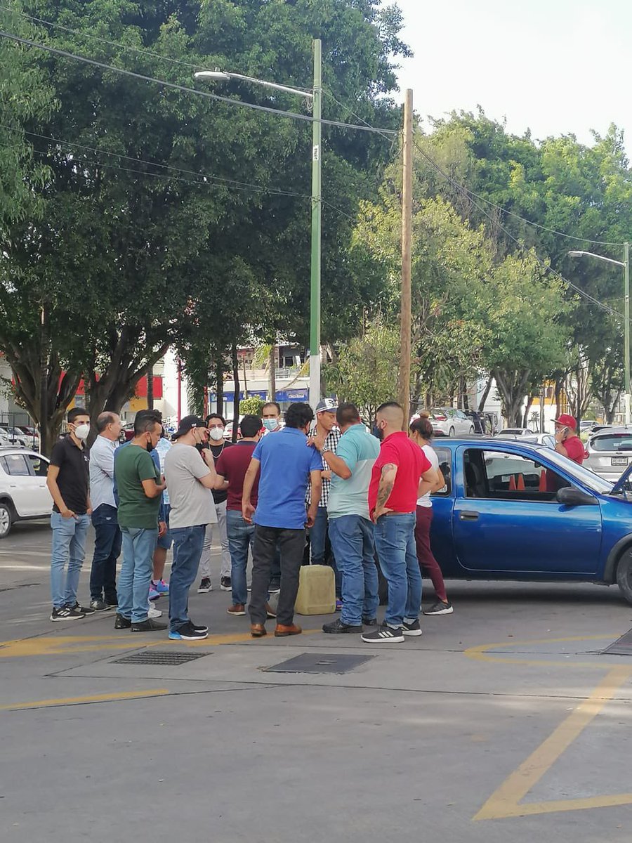 IrmaIvelasco's tweet photo. @Profeco @PCJalisco @EnriqueAlfaroR @Trafico_ZMG grave problema en la gasolinera de patria esquina volcán jorullo, más de 20 vehículo dañados, por favor apoyen por que todos están reclamando y nadie se hace responsable https://t.co/GV0WIS3IZw