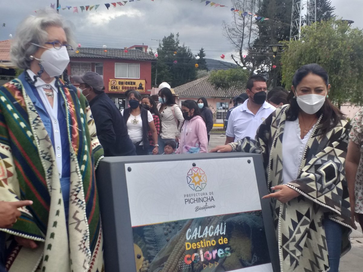 CoryGarcia__'s tweet photo. La perfecta del @PichinchaGob @PaolaPabonC, deja finalmente ignagurada a la parroquia de #Calacali como un nuevo #DestinoDeColores  de Pichincha. Lo hace mediante un gran mensaje y una placa distintiva ubicada en el parque central. 

@GETperiodista https://t.co/yzicMd7sIZ