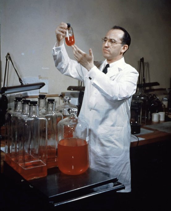 Youridefou's tweet image. Lui c'est le virologue américain, le docteur Jonas Salk. Dans les années 50, il a décidé de pas breveter son vaccin contre la polio, pour que tout le monde puisse s'en procurer. Il a perdu environ 7 milliards de dollars de bénéfices, mais il a sauvé des millions de gens.