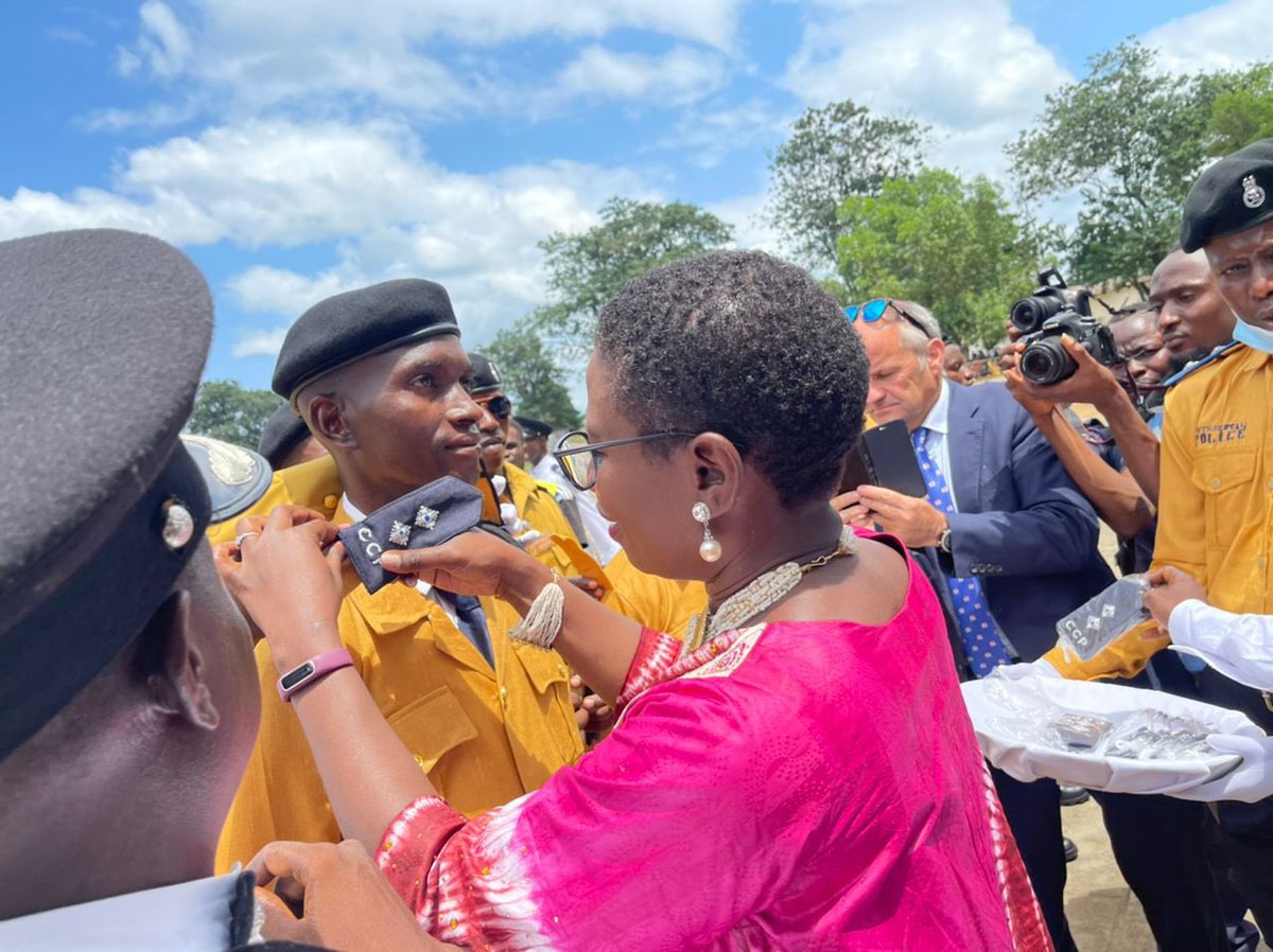 yakisawyerr's tweet photo. Today 50 new recruits were welcomed into the FCC Metropolitan Police Force at a Passing Out ceremony at the SL Law Enforcement Academy at Hastings. Thrilled as this is our first recruitment in 11 years! And this will improve our capacity to enforce FCC bylaws.
#TransformFreetown https://t.co/sZY325s6xl