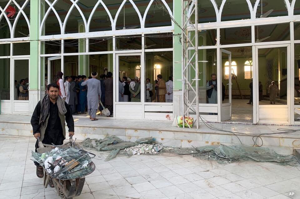 KarishmaBehman's tweet photo. #برای_صلح_متحد_شوید
ما را به جرم مسلمان بودن میکشند
🇦🇫💔
@hrw @hrw_fa
#Afghanistan
#keepussave https://t.co/zL2n00NdTx
