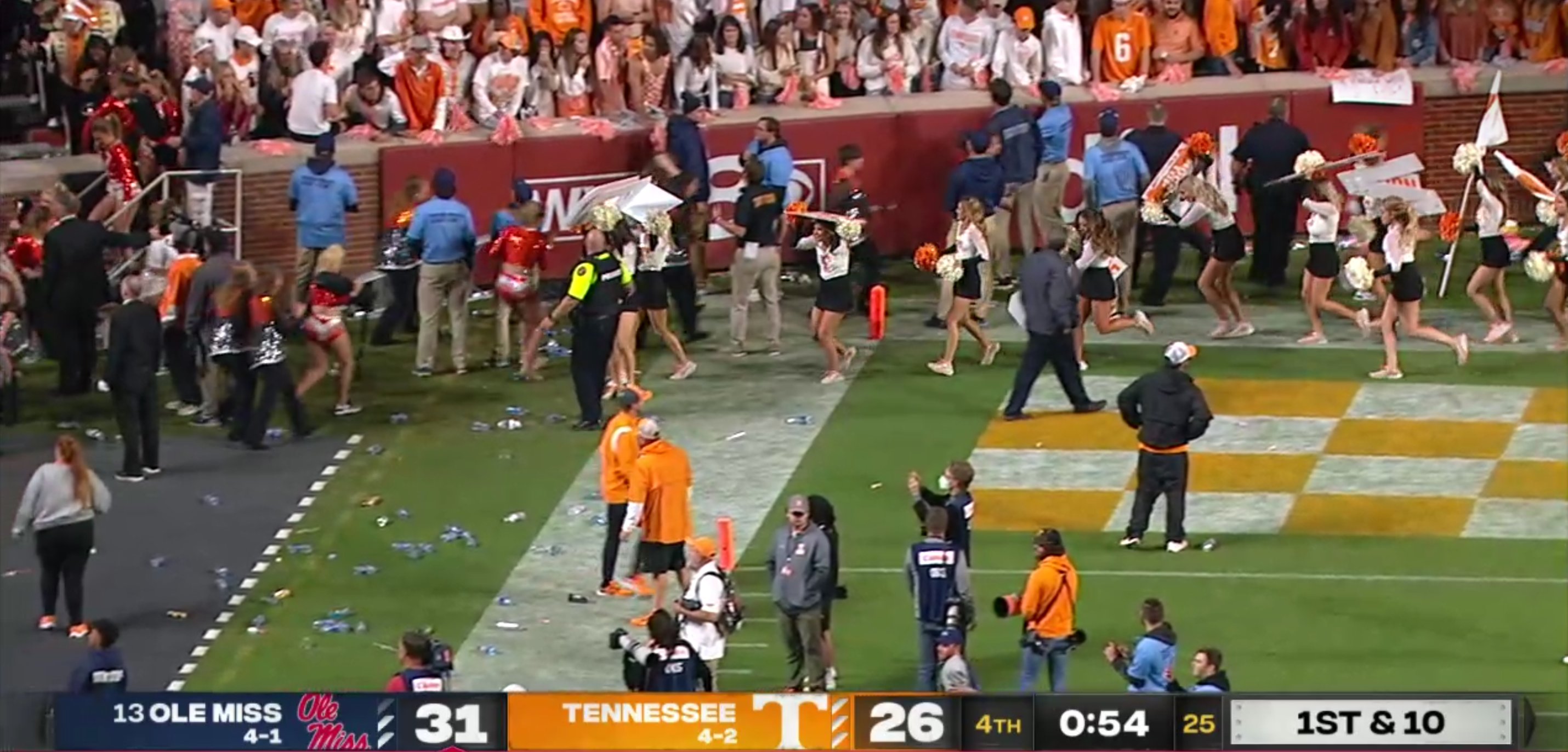 𝐓𝐡𝐞 𝐒𝐩𝐨𝐫𝐭𝐢𝐧𝐠 𝐍𝐞𝐰𝐬 on Twitter "Tennessee cheerleaders and the team band