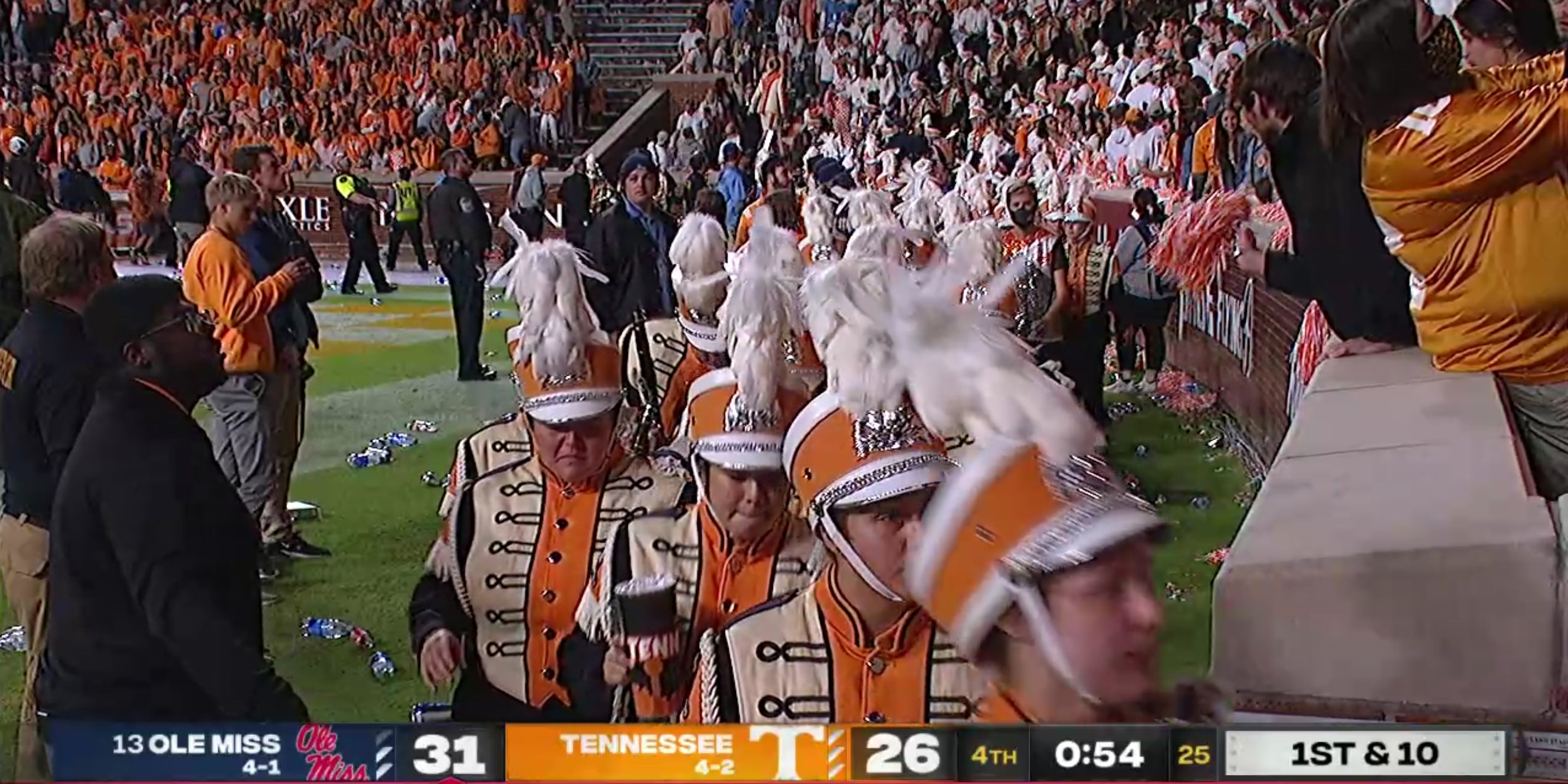 𝐓𝐡𝐞 𝐒𝐩𝐨𝐫𝐭𝐢𝐧𝐠 𝐍𝐞𝐰𝐬 on Twitter "Tennessee cheerleaders and the team band