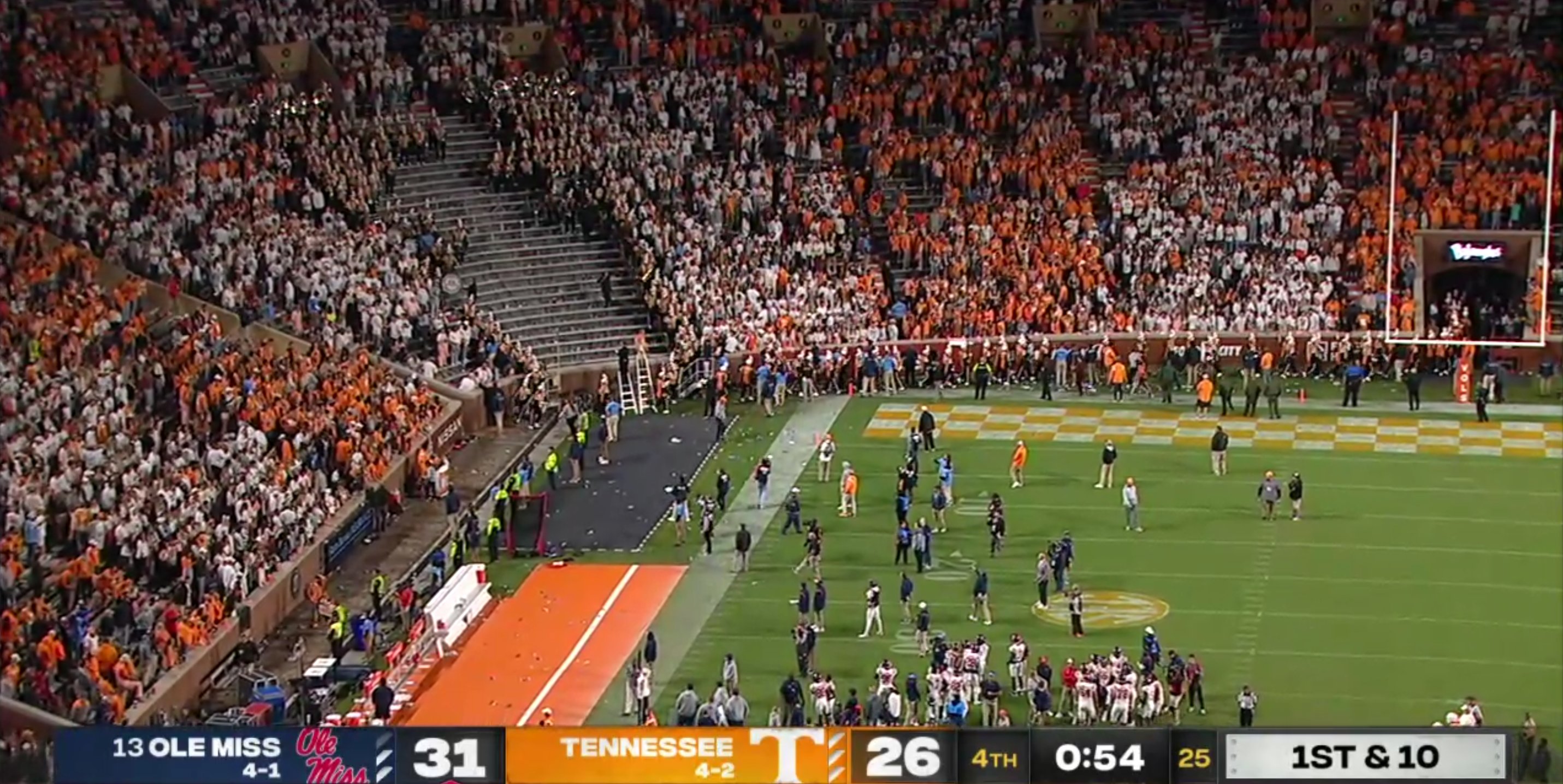 𝐓𝐡𝐞 𝐒𝐩𝐨𝐫𝐭𝐢𝐧𝐠 𝐍𝐞𝐰𝐬 on Twitter "Tennessee cheerleaders and the team band