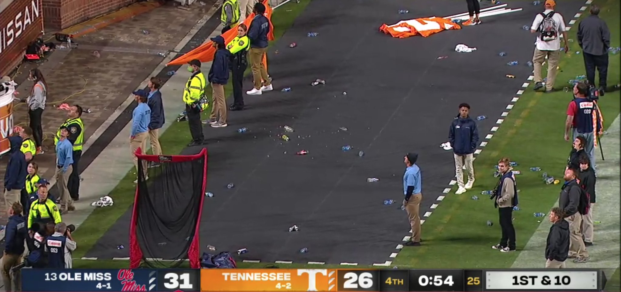 𝐓𝐡𝐞 𝐒𝐩𝐨𝐫𝐭𝐢𝐧𝐠 𝐍𝐞𝐰𝐬 on Twitter "Tennessee cheerleaders and the team band