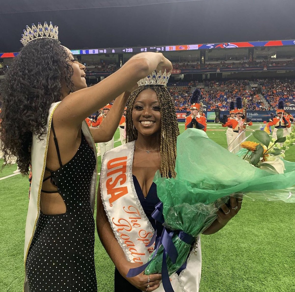 z_dimplesss's tweet photo. I AM MS. UTSA!!!!! 🧡💙🧡💙
•
I am officially a 2021-2022 UTSA Spirit of the Roadrunner recipient 🧡💙🧡💙🧡💙 and we are 7-0 https://t.co/9VP2H1AH9b