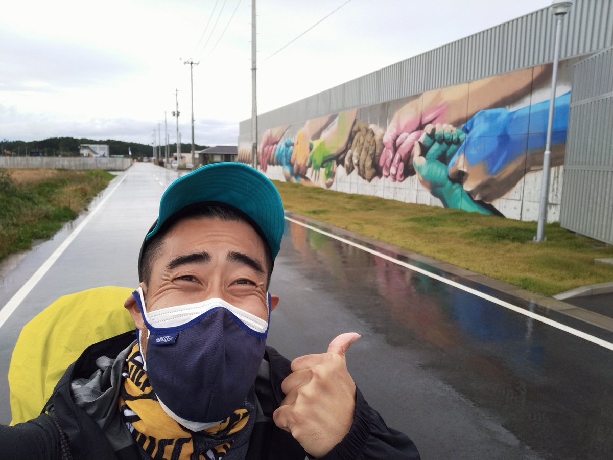 hamatsutomoaki's tweet photo. 東日本大震災・原子力災害伝承館を後にしまして、双葉町内の現代アートを横目に見つつ、双葉駅から大熊町の大野駅迄は常磐線を使っての移動となります。現状、歩く事が出来無い区間が有る事も、今の現実として受け止め、歩みを進めて参ります。
#なすびが歩くうつくしま浜街道トレイル https://t.co/k48EJk6Bjj