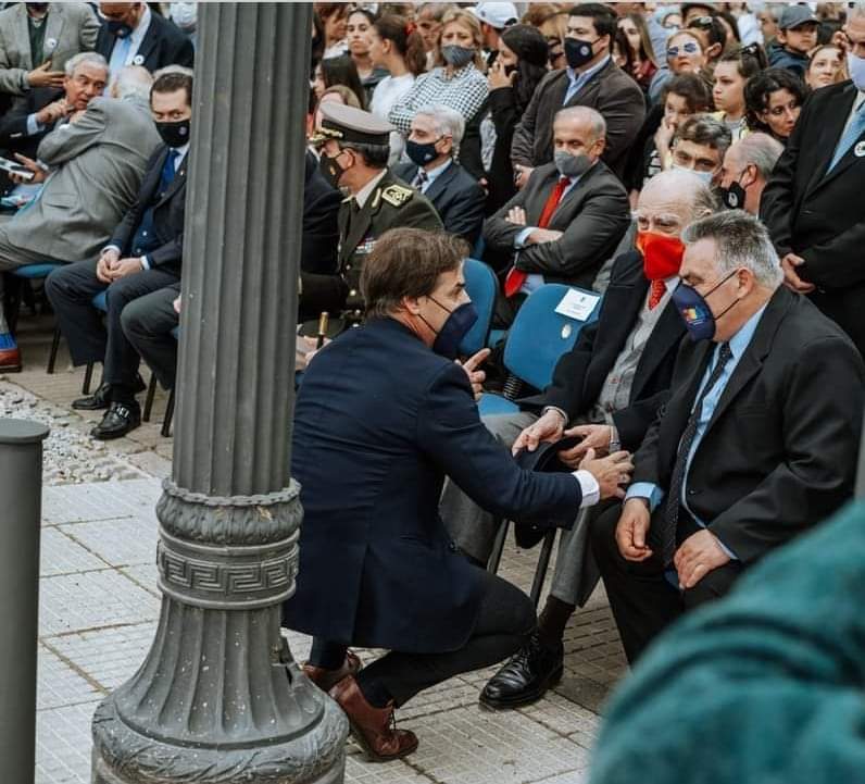 juanblancouy's tweet photo. Este es el Uruguay Republicano que debemos resaltar.
Esta foto es impensable en otro país. https://t.co/TPHadI9zXx