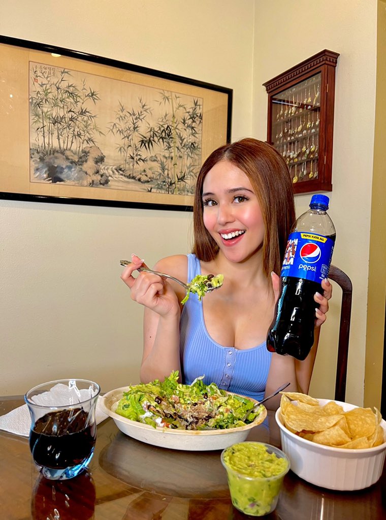 jaydaavanzado's tweet photo. Tara, kain tayo! 😋 Can’t wait to sing and share a meal with you and 10,000 families in need at the #PepsiHitSaSarapTogether on October 24! See you there, Pepsi fam! 💙 #PepsiHitSaSarap  @pepsiphl https://t.co/dihXkx4tRM