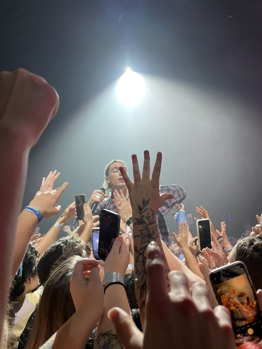 bellchloe925's tweet photo. @pauljasonklein @thisisLANY LOVE U SO BAD PAUL KLEIN THANKS FOR TONIGHT https://t.co/lGN8mdf4Wr