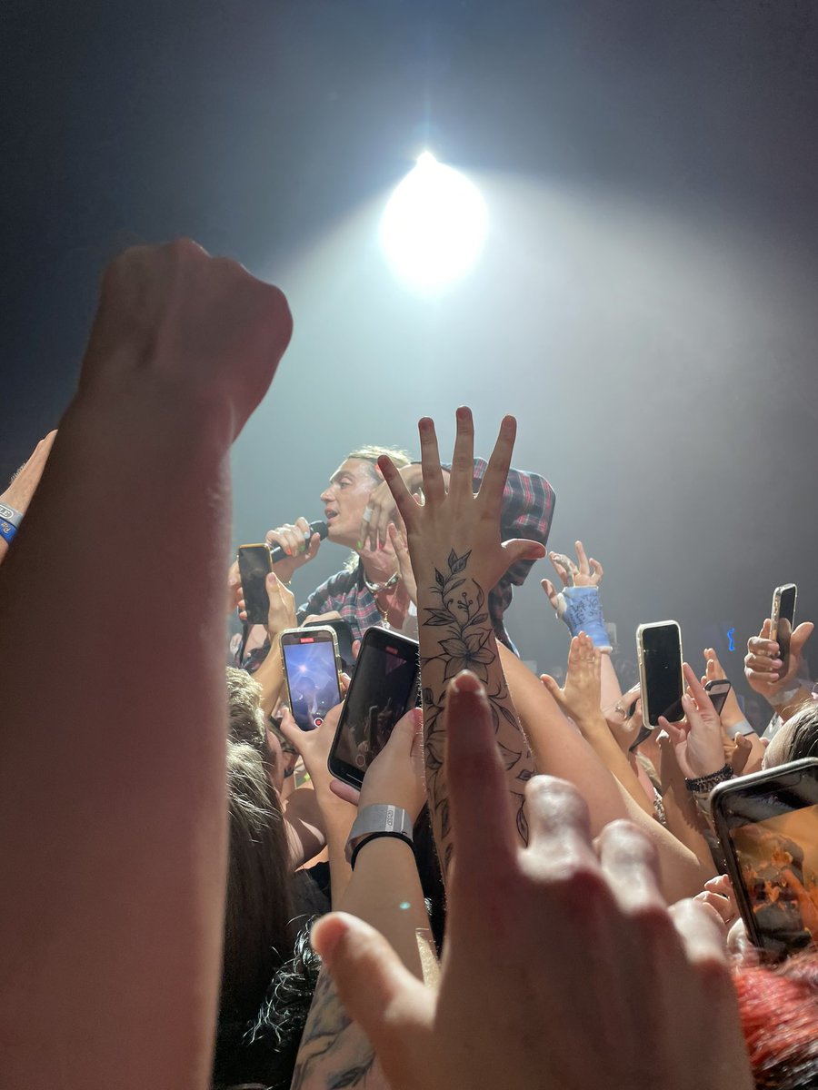 bellchloe925's tweet photo. @pauljasonklein @thisisLANY LOVE U SO BAD PAUL KLEIN THANKS FOR TONIGHT https://t.co/lGN8mdf4Wr