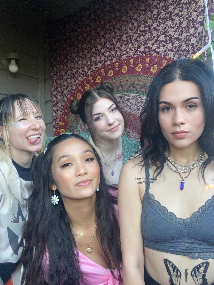 madisonnragapp's tweet photo. sry not sry 4 being annoying i just luv my friends &amp; they’re so hot!!!! <3 https://t.co/Irbxn27C4o