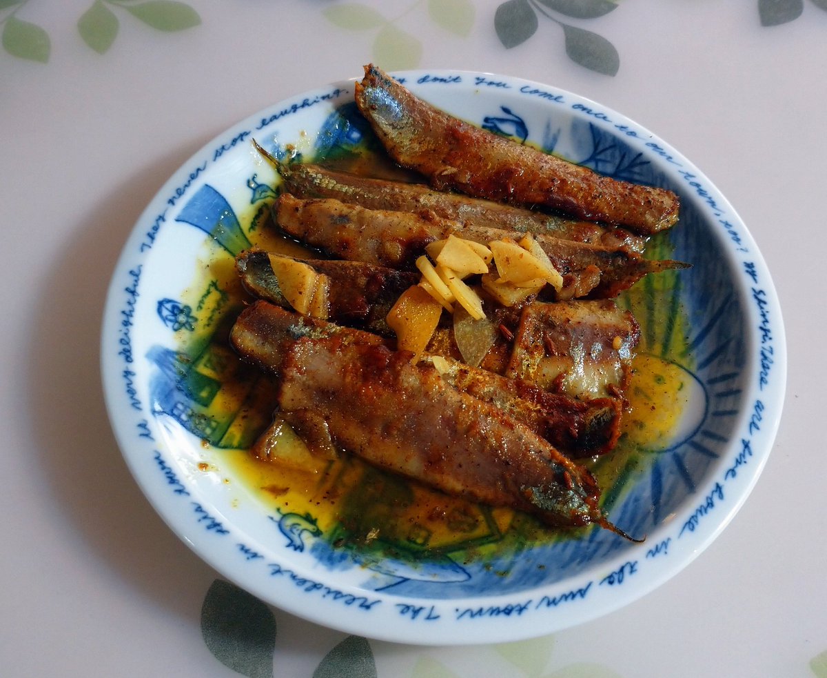 cherry_masaya's tweet photo. #curryfish #mycooking #tastegood 
#sardines 

#カレー粉 #真鰯 #美味しい 
#冷蔵庫整理 #いわしのソテー 

保管しておいたイワシ😅 https://t.co/wRBtxoQXWZ