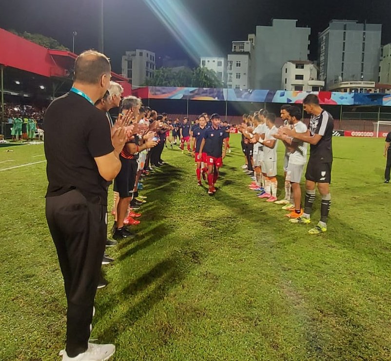 Great Gesture 👏

#IndianFootball #SAFFCup #BackTheBlue #IFTWC #NationalTeam #BlueTigers