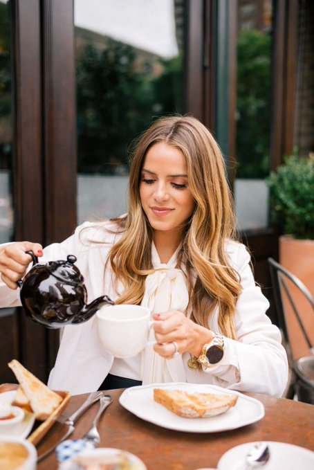 Брюнетка в ресторане. Еда на женщине. Что едят красивые девушки. Красивая девушка ест. Красивая девушка в ресторане.