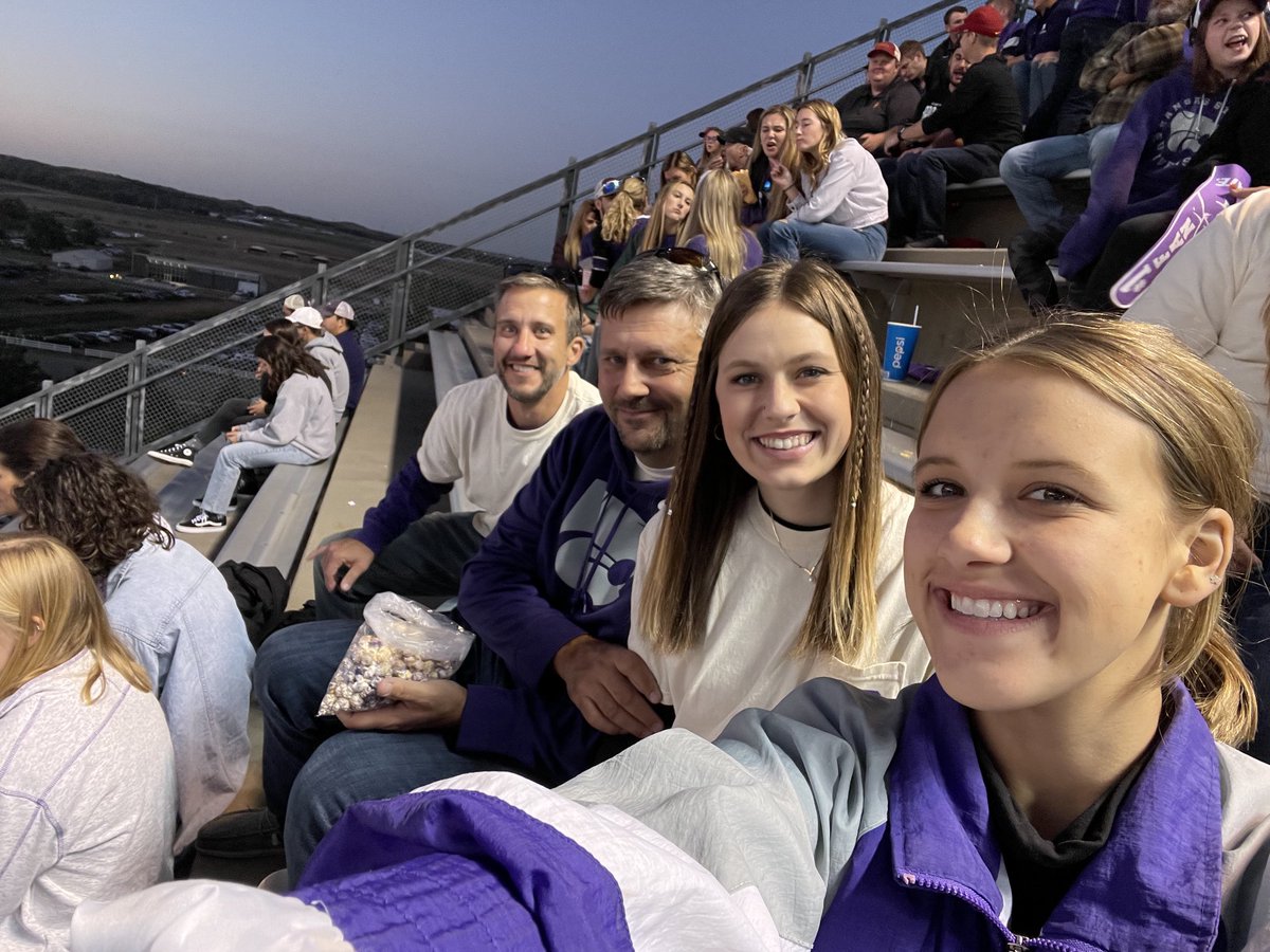 wiley_reagan's tweet photo. Dad’s day at the bill!!🥰 #kstatefb https://t.co/HEgjeIGXPg