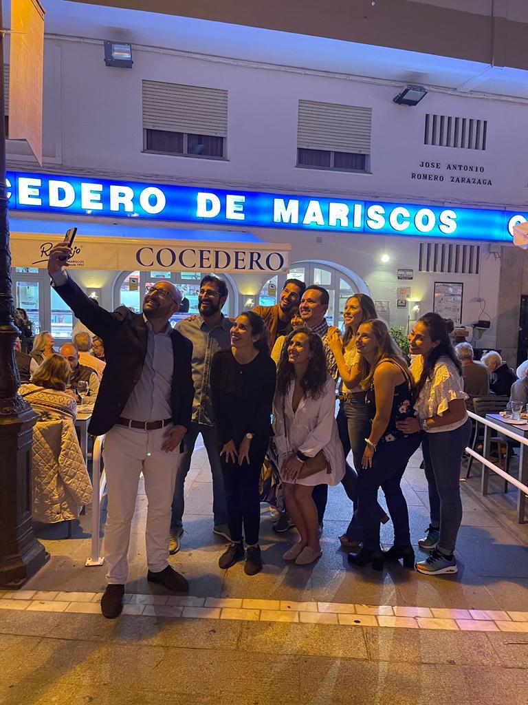 atomarpormundo's tweet photo. Menudo colofón hemos tenido en este Travel Bloggers #ForumElPuerto 2021. No podía faltar el clásico de los clásicos: @romerijo_puerto Marisco y pescado fresco, fresco... riquísimo y a buen precio. Gracias y hasta la próxima 😘😘 https://t.co/o6gj6PXclV
