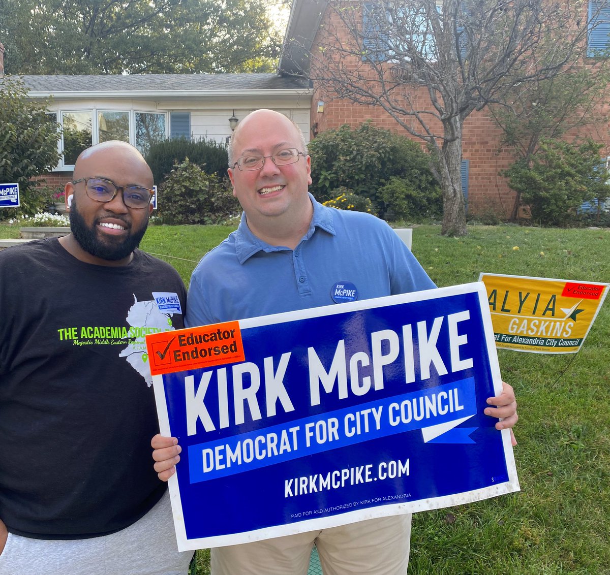 RayricusM's tweet photo. Took a few hours out my morning to knock on doors ( 47 to be exact!) in my Northern Virginia community and speak to voters about the importance of making their voices heard in every election, including an important one coming up in just 17 days. 🗳 #KeepVirginiaBlue
#TAS1985 https://t.co/GYTJwOwo3r