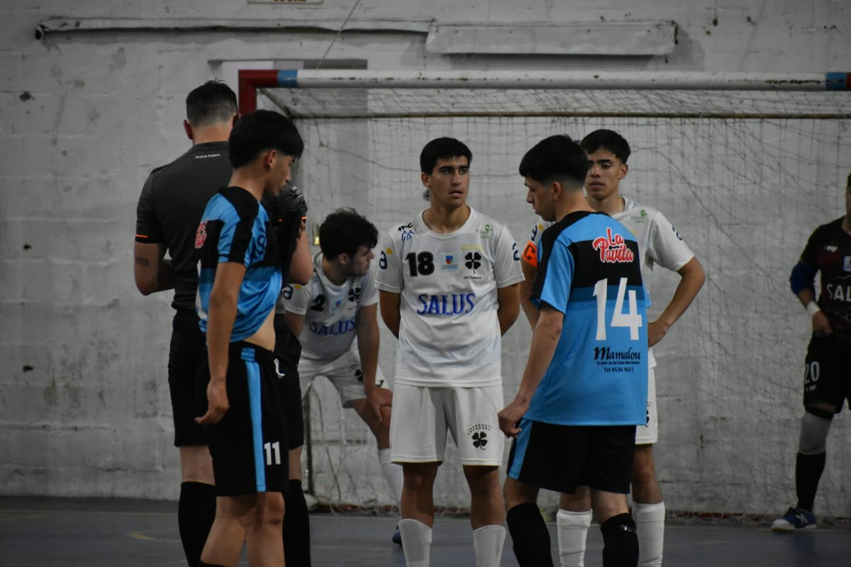 ElshowdelFS's tweet photo. #Sub20 Es final en Colonia: Los Abstemios 6 Old Christians 4. El MVP: Emerson Martínez https://t.co/XmByNeOLDp