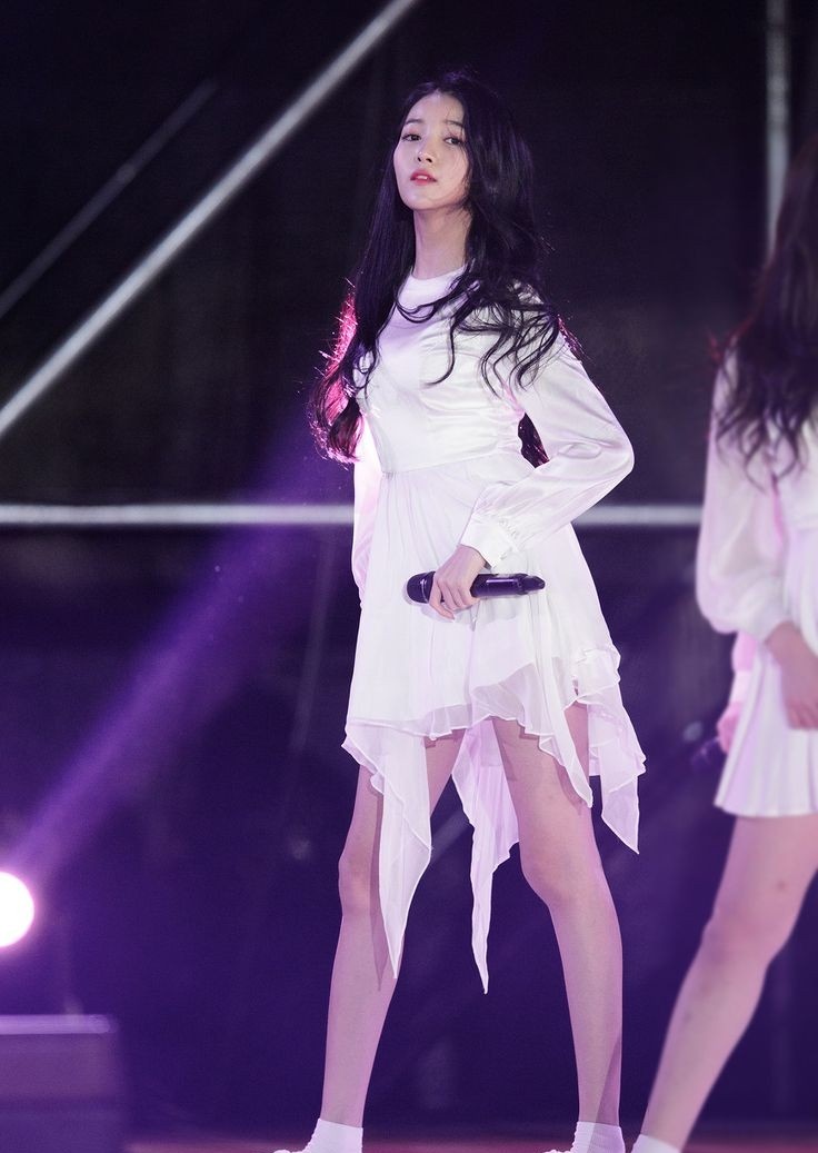SOWONLOOK's tweet photo. she looks like she's out of a fairy tale https://t.co/IlZCUf2A1i