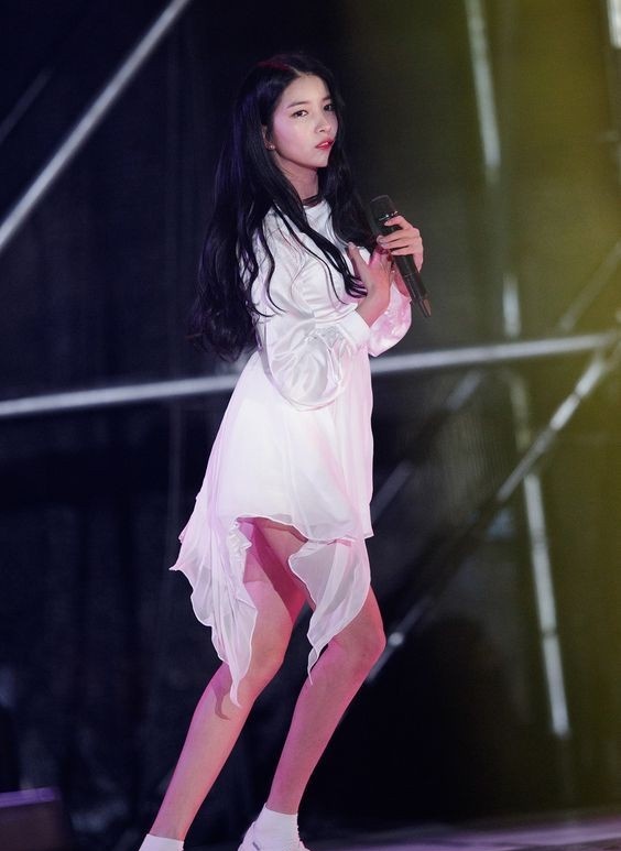 SOWONLOOK's tweet photo. she looks like she's out of a fairy tale https://t.co/IlZCUf2A1i