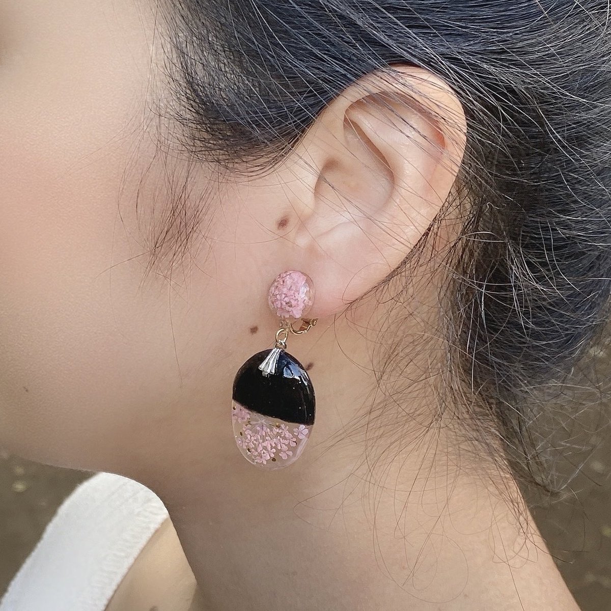 Naoshikarelax 雨降りです 今日はとりあえずお休みとします 手作り雑貨のお店ナオリラ ガーデンショップ です 午後 やむ予報となっていますので 大丈夫そうなら軽く開けるかもしれません レジンのイヤリング ドライフラワーで彩り 大人