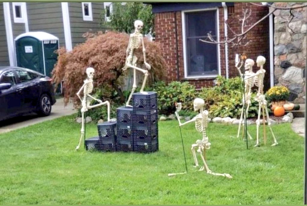 CaptGalxyMndo16's tweet photo. @Idontknowyoucuh The neigbor's Halloween decorations across the street... https://t.co/QTQKtjLFo1