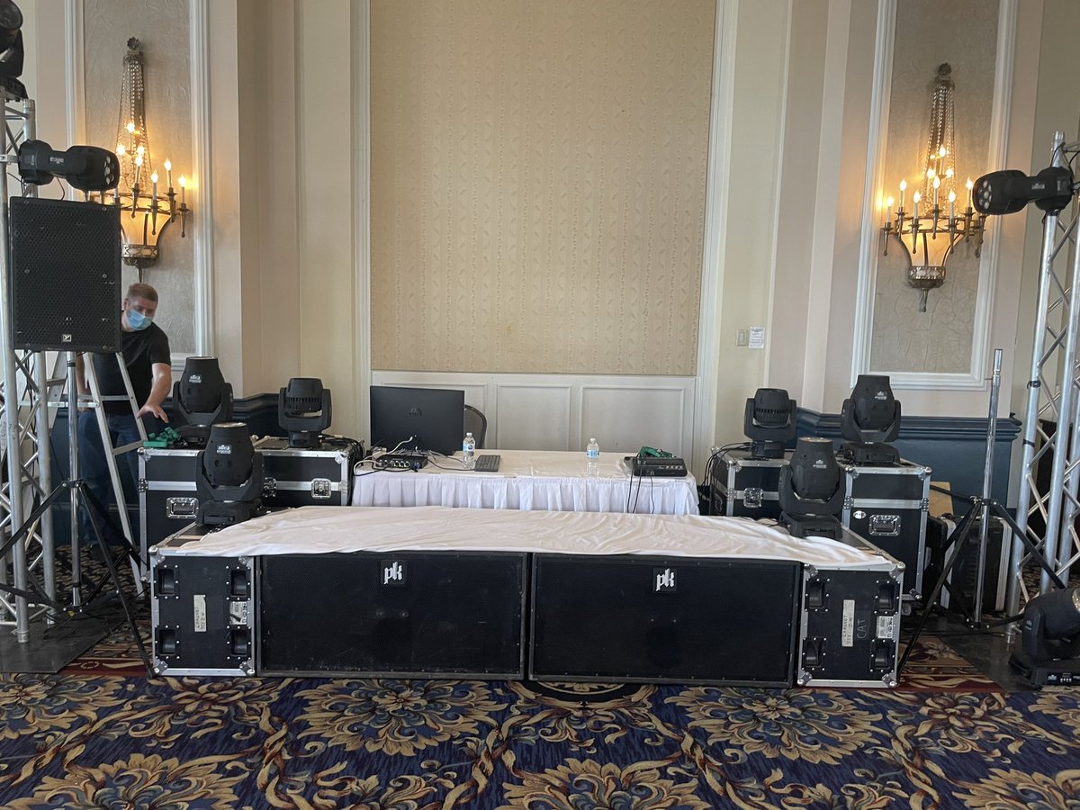 seanfever's tweet photo. They get the deluxe wedding package https://t.co/T0kEAi47wN