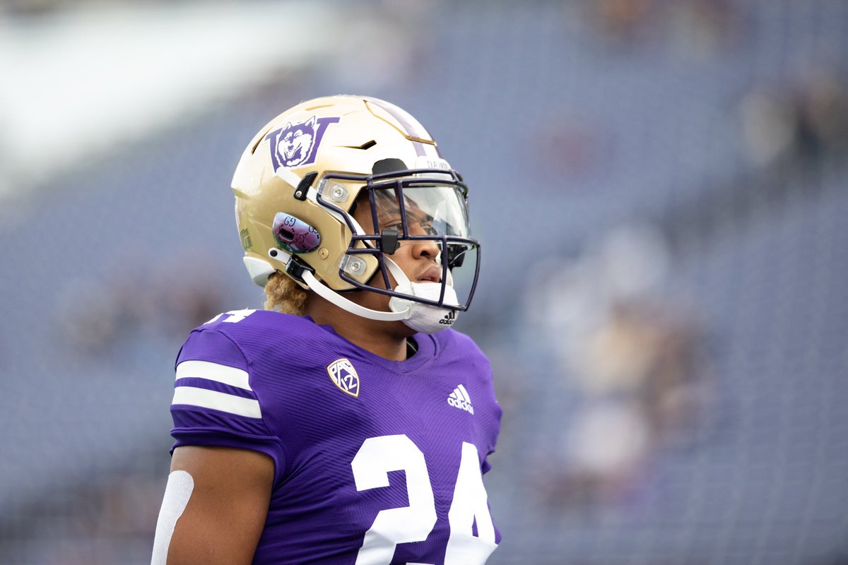 UWDailySports's tweet photo. 15 minutes till kick between @UW_Football and UCLA! https://t.co/600M8W9n8B