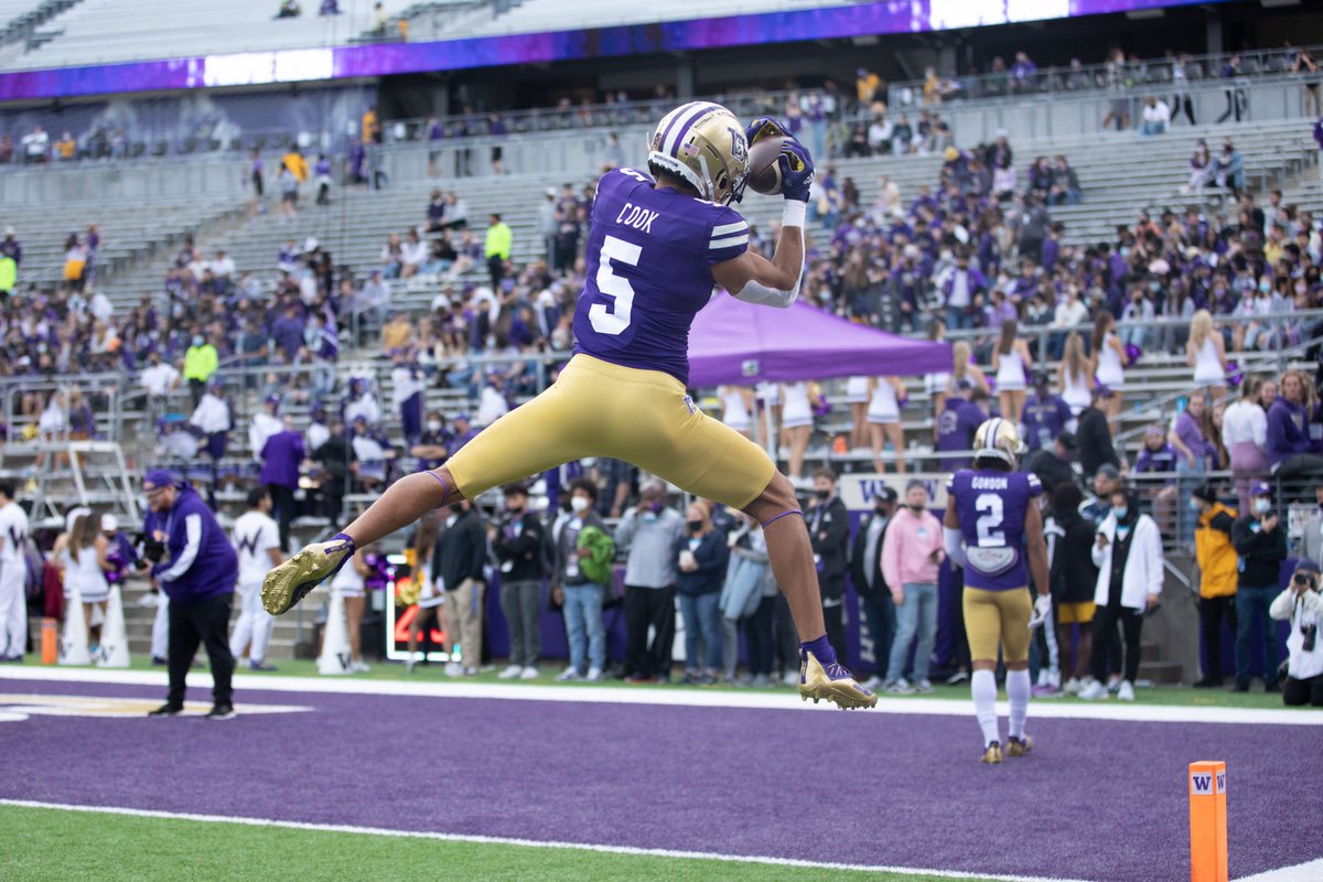 UWDailySports's tweet photo. 15 minutes till kick between @UW_Football and UCLA! https://t.co/600M8W9n8B