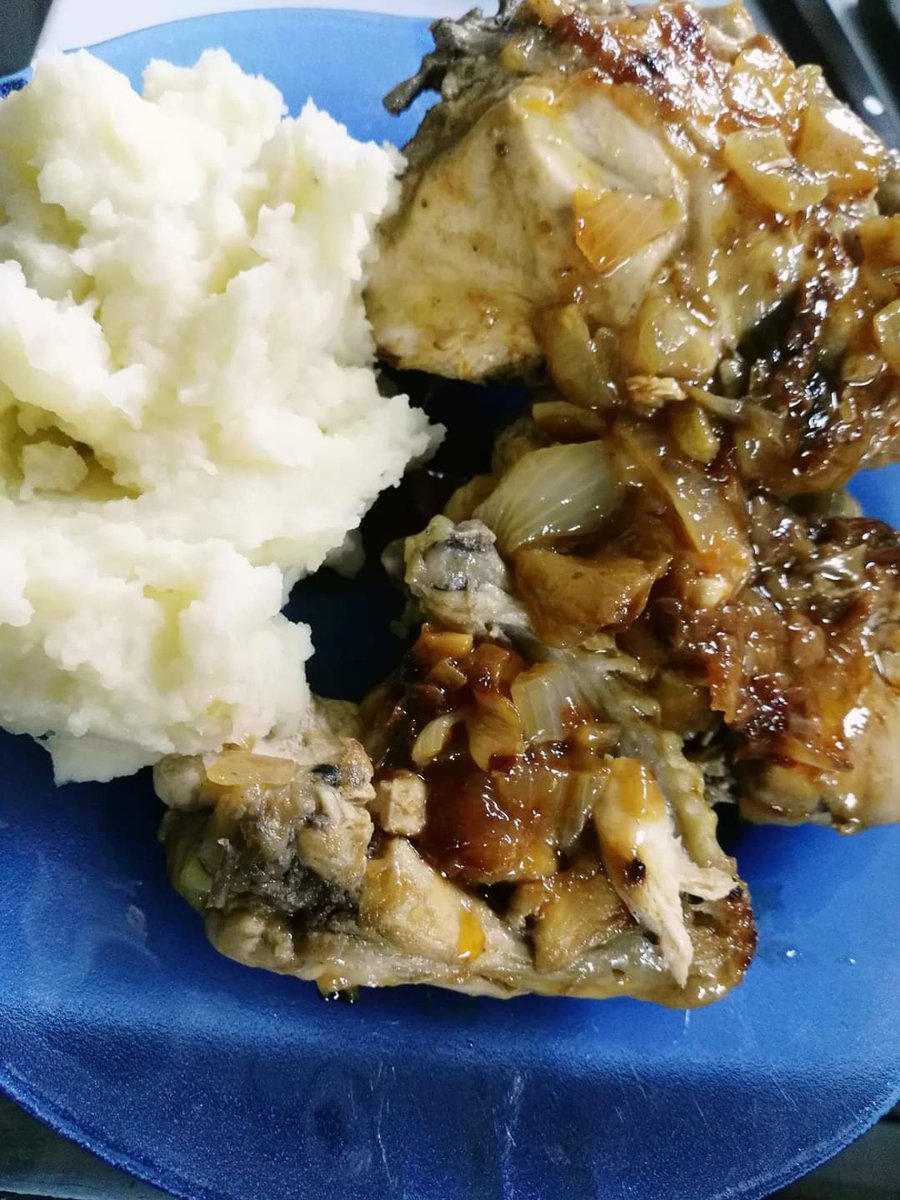 SebaVolte's tweet photo. #TanSimpleComo sellás el pollo. Lo sacás.
En la misma sartén, oliva, y cebolla.
Cuando blanqueó, chorro de ron. Se evapora el alcohol y mandás sal, mostaza y pimentón ahumado.
Un toque y ponés el pollo de nuevo.
Fuego bajo, tapado y esperar al punto justo... https://t.co/aVKnGsU67r