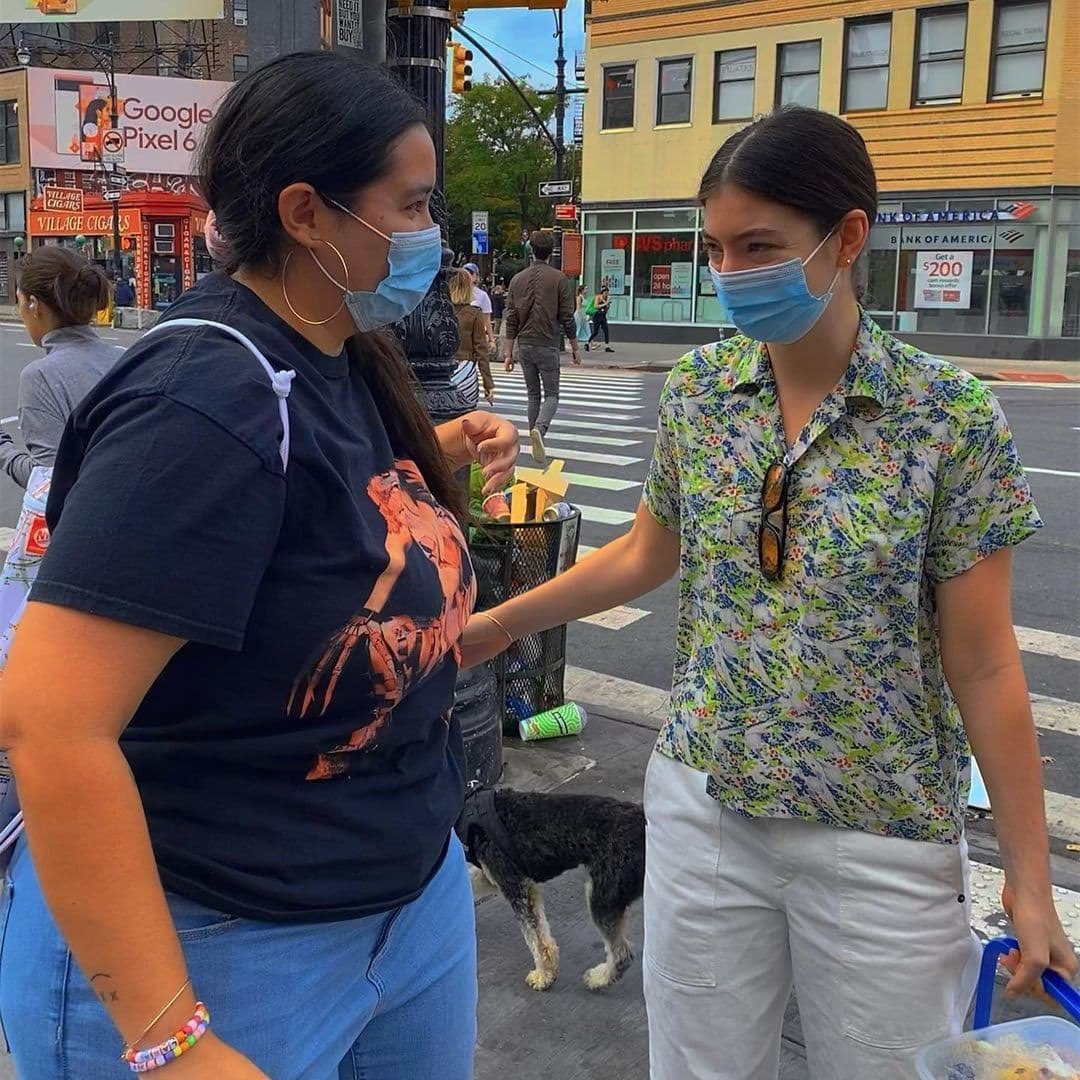 LordeUpdatesBR's tweet photo. Fãs avistam Lorde carregando uma composteira por Nova York https://t.co/nkkkH2jR1p