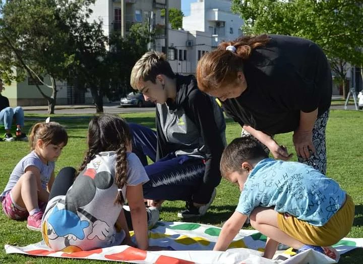 CICLO DE CANTORAS Y CANTORES CON LA BIBLIO INQUIETA 
🌟Gracias Santi Fernandez x el ritmo, color, alegría y baile en el  gran patio de juegos  que es la Plaza Güemes!
 Este el primero de muchos ciclos, donde los artistas locales compartirán su música p/ las infancias.