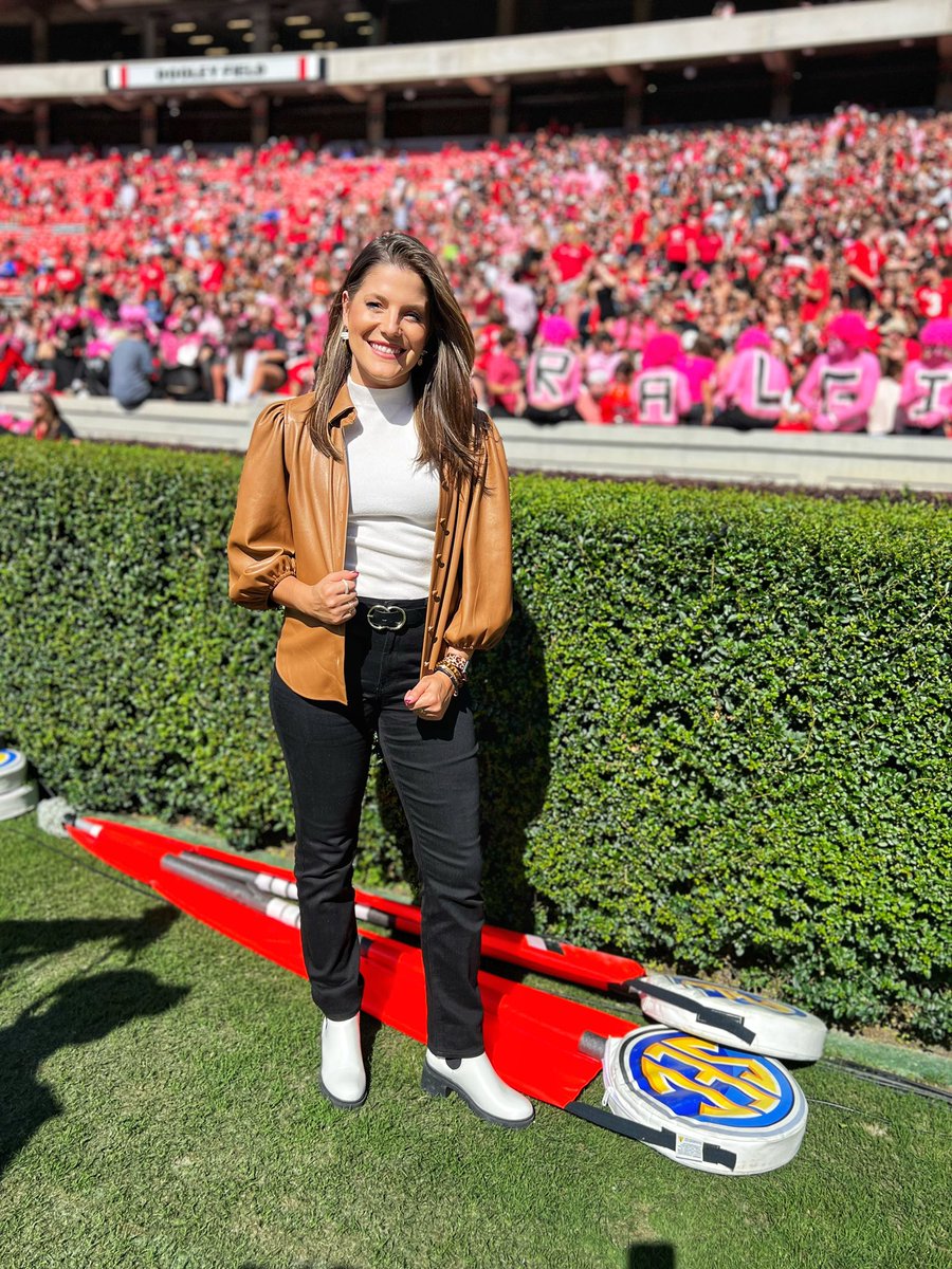 #Bulldogs win and are the only undefeated  team left in the SEC . I swear my eyes are open but it was really sunny out😆. #godawgs