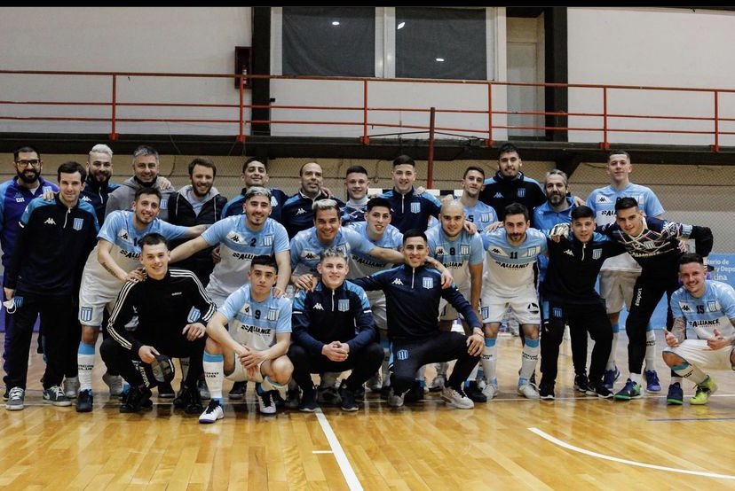 DesdeElCilindro's tweet photo. 🚨¡AHORA!🚨
#Racing gano 7-4 a #VillaLaÑata por la fecha 9 del torneo de #Futsal.
⚽️ Lucas #Capogrosso x3
⚽️ Oscar #Borghetti x2
⚽️ Diego #Appollonio
⚽️ Facundo #Diaz
Ya clasificado a los cuartos de final, volverá a jugar contra #VillaLaÑata.
📸 @FutsalRacingAFA https://t.co/HwRCElpWam
