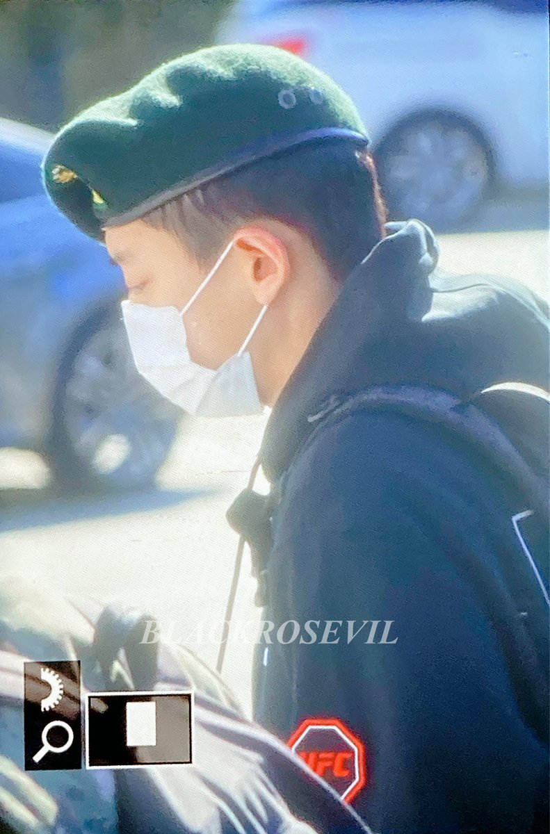 BLACKROSEVIL61's tweet photo. 211017 뮤지컬 출근 😶‍🌫️

#찬열아_넌_우리의_메이사야
#LetsMeetLaman
#찬열 #CHANYEOL https://t.co/26gkhmO0id