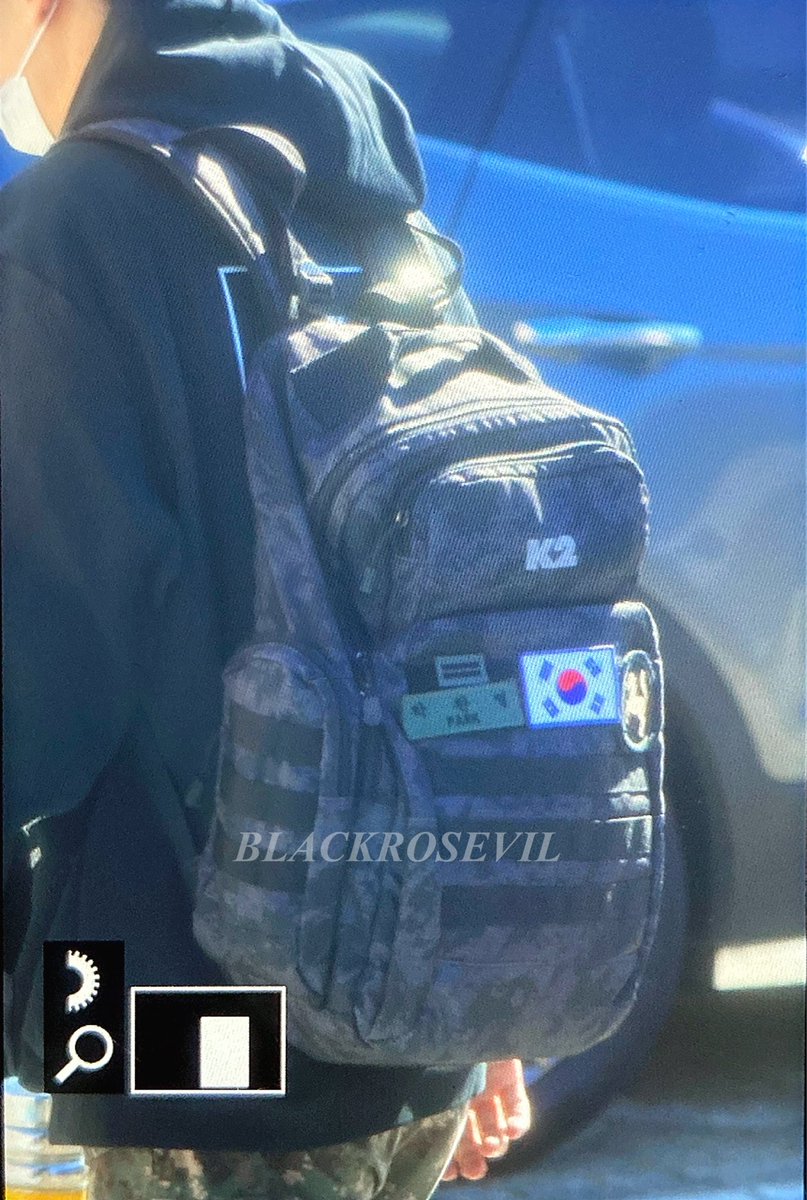 BLACKROSEVIL61's tweet photo. 211017 뮤지컬 출근 😶‍🌫️

#찬열아_넌_우리의_메이사야
#LetsMeetLaman
#찬열 #CHANYEOL https://t.co/26gkhmO0id