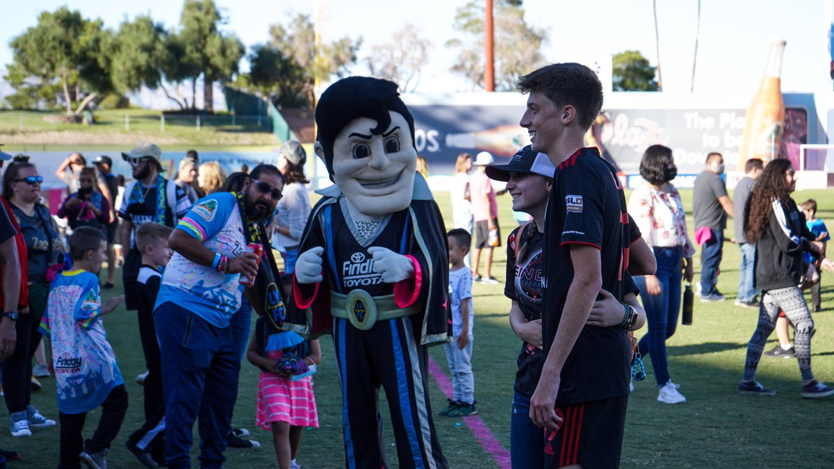 PHXRisingFC's tweet photo. Not only did @nialldunn19 get his first professional start. He got his first professional "can I get a photo with you?"

Sorry @CashLightsFC https://t.co/I7B39iy0GG