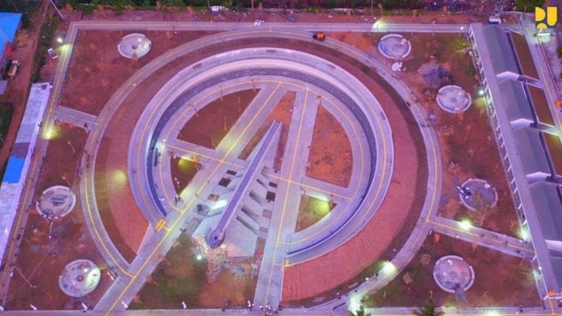 Gegara tadi malam nonton Avengers selepas menonton Leicester City vs Manchester United, jadi keinget perkataan presiden 
<a href="/jokowi/">Joko Widodo</a> saat meresmikan Monumen Kapsul Waktu di Merauke 2018 lalu yg mirip dengan Markas Avengers.

Kalau diperhatikan emang mirip bukan?
*foto KemenPUPR