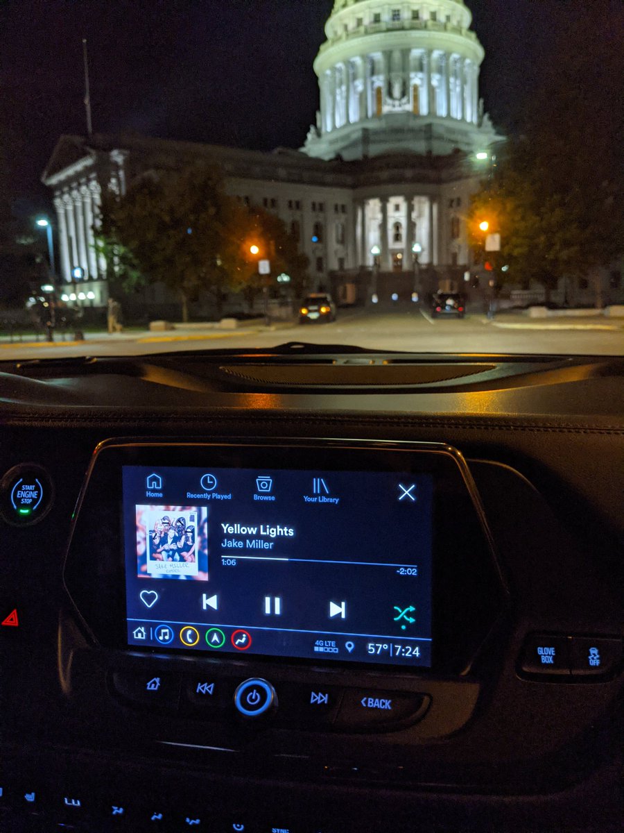 CeraMahone's tweet photo. @jakemiller couldn't make it to the concert 😭 but running those yellow lights for you anyways 💛 https://t.co/WSiCBdWznP