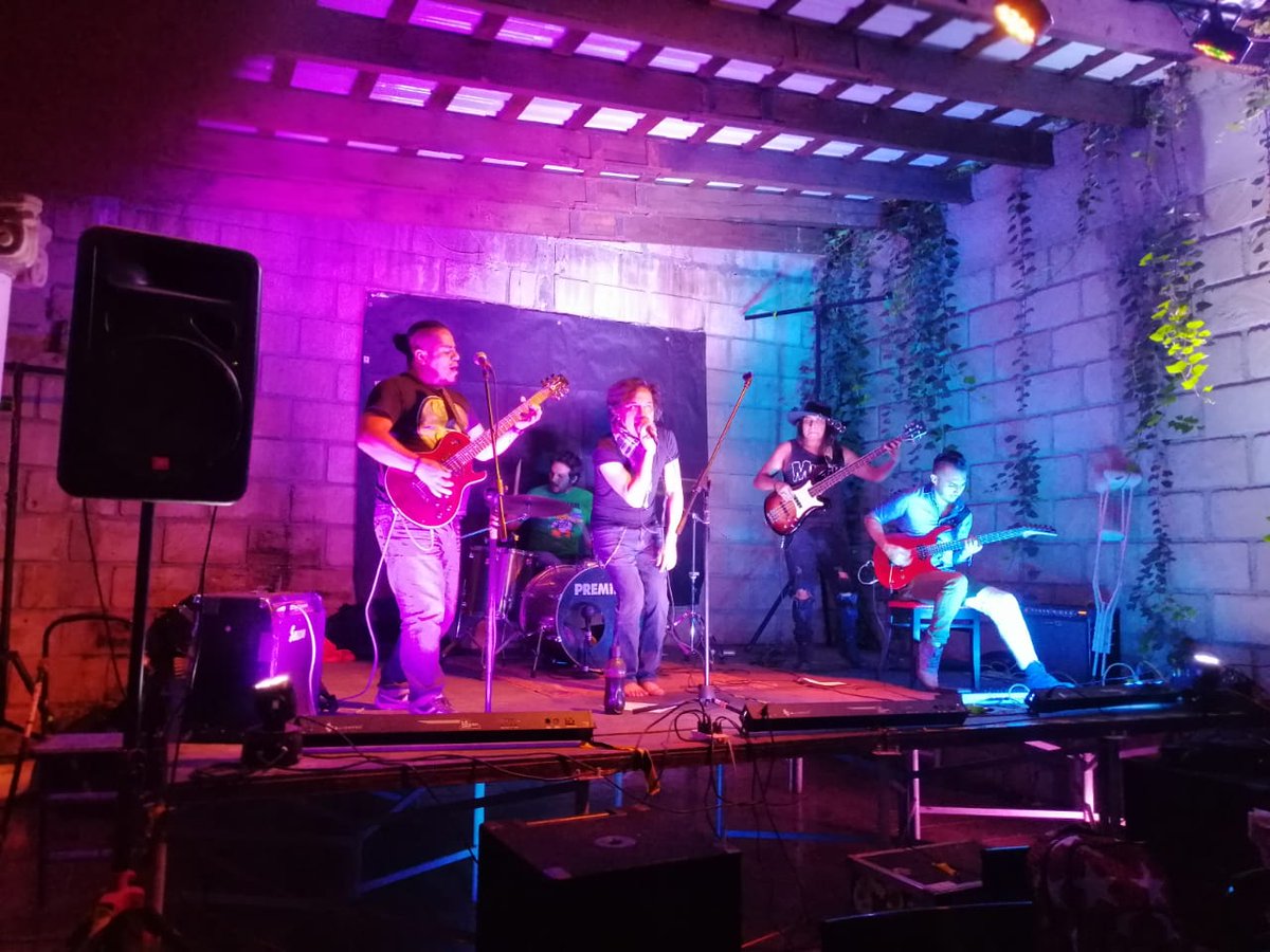 BurlesqueSomos's tweet photo. Burlesqueridos nuestros, así se vivió ayer en el Serpentino Café Lounge.  Gracias de todo corazón por acompañarnos. Y a los que no vimos, ya tendremos tiempo de abrazar. 

¡Nosotros somos el Burlesque, pero ustedes más! 🖤♥️

#rock https://t.co/juxUN2qlcm