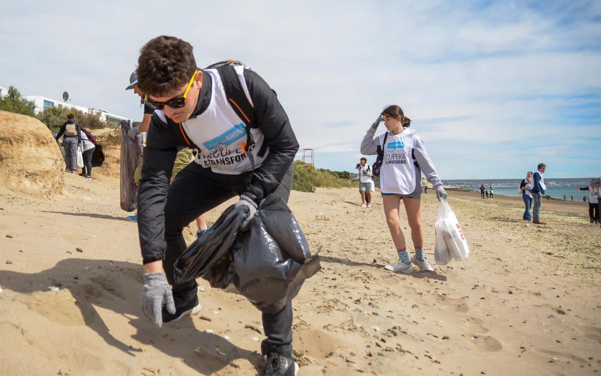victorafratto's tweet photo. #RecuperayTransforma
Ecopunto y limpieza de playa.
Gracias a SC Johnson y La Anónima por confiar en mí y en la @munimadryn  destinar el proyecto a nuestra ciudad. Gracias @Gus_Sastre por apostar a una ciudad cada vez más comprometida con el ambiente. @UrsinoFacundo equipo de 1ra. https://t.co/m3f4rdFYQy