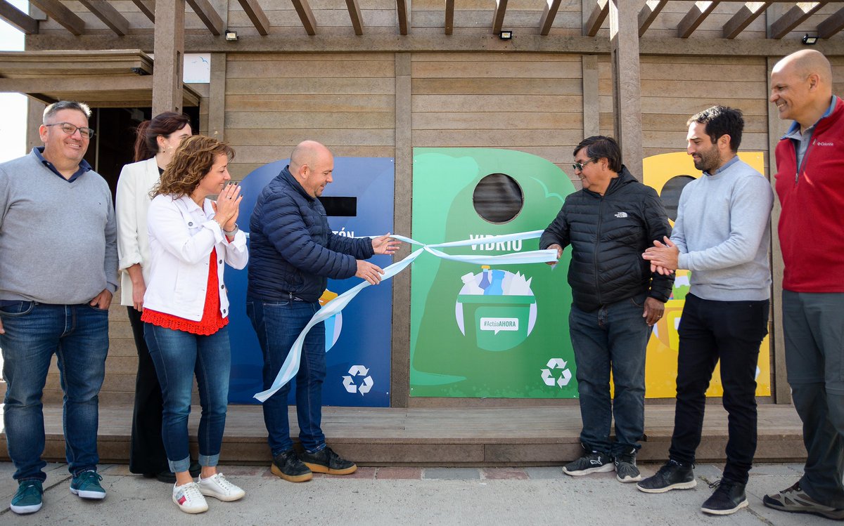 victorafratto's tweet photo. #RecuperayTransforma
Ecopunto y limpieza de playa.
Gracias a SC Johnson y La Anónima por confiar en mí y en la @munimadryn  destinar el proyecto a nuestra ciudad. Gracias @Gus_Sastre por apostar a una ciudad cada vez más comprometida con el ambiente. @UrsinoFacundo equipo de 1ra. https://t.co/m3f4rdFYQy