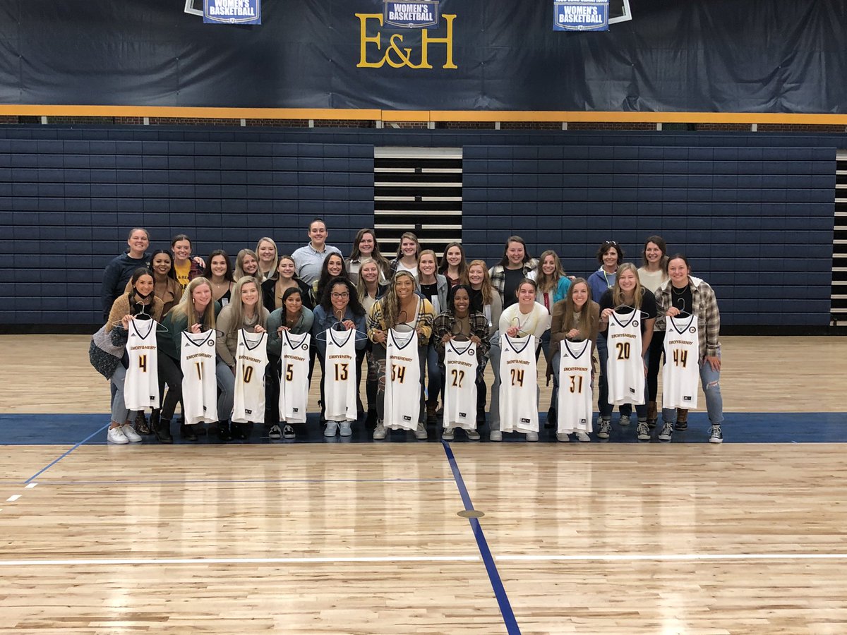 EmoryHenry_WBB's tweet image. Today our freshmen (&amp;amp; transfer Amaya Lee) received their jerseys at our annual Jersey Passdown. Thank you to all our AMAZING alumni who shared what this program has meant to them, you all represent EHCWBB so well! It was great to have a room full of family &amp;amp; friends! Go Wasps!🐝