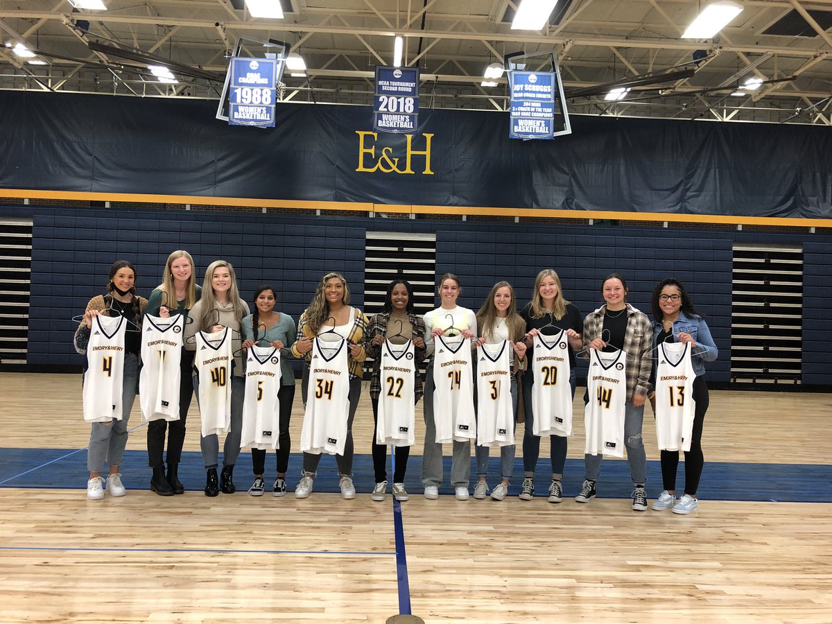 EmoryHenry_WBB's tweet image. Today our freshmen (&amp;amp; transfer Amaya Lee) received their jerseys at our annual Jersey Passdown. Thank you to all our AMAZING alumni who shared what this program has meant to them, you all represent EHCWBB so well! It was great to have a room full of family &amp;amp; friends! Go Wasps!🐝